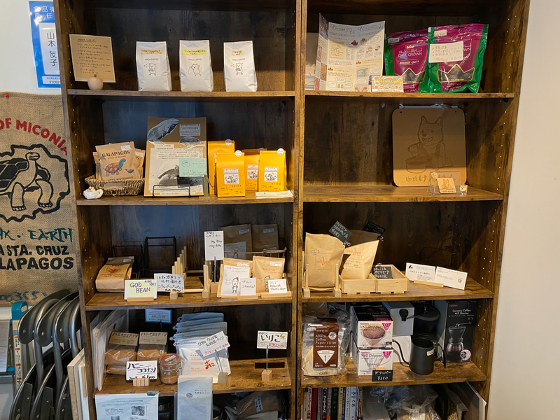 コーヒーの香りのなかで、色んなお店のコーヒーが買えます
