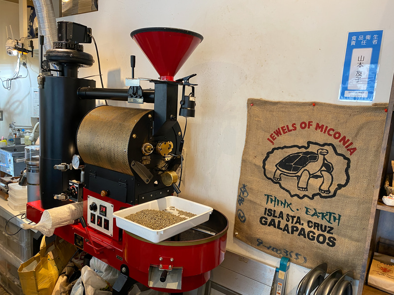 コーヒーの香りのなかで、色んなお店のコーヒーが買えます