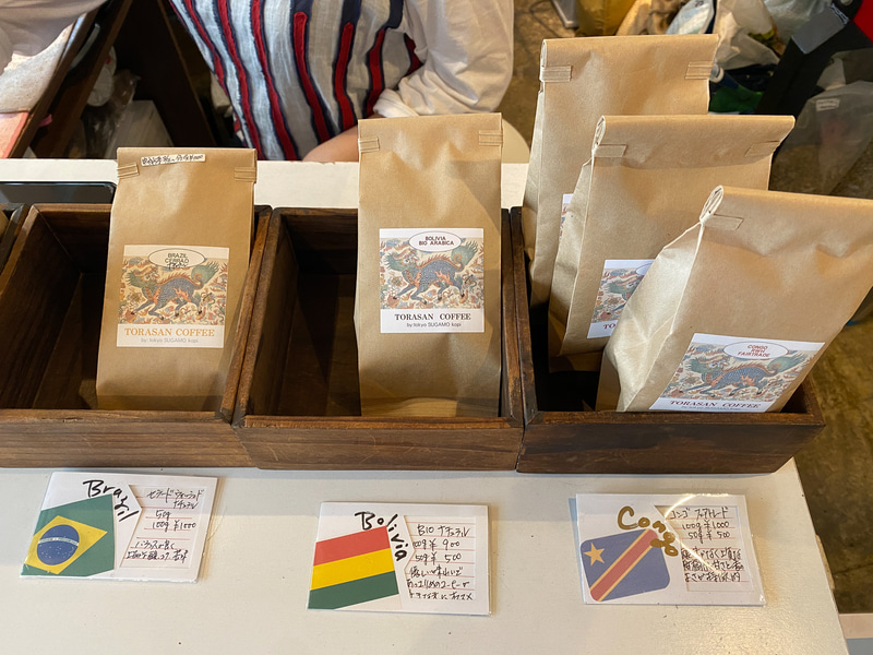 コーヒーの香りのなかで、色んなお店のコーヒーが買えます