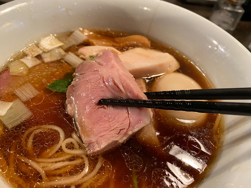 4種類のチャーシュー、豚肩ロース吊るし焼き、国産鶏胸肉、三元豚塩麹焼、鴨ロース、味玉までついてます