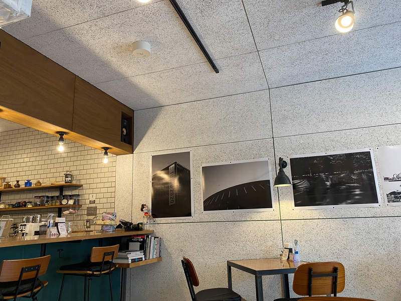 レコードや音楽の本など、内装もかわいい