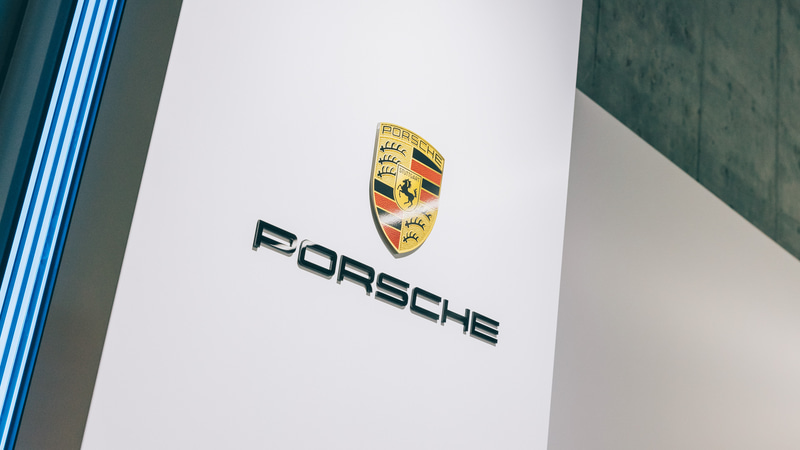 地下駐車場で筆者を待っていたタイカンと911ターボ。ナンバーにもこだわりを感じる