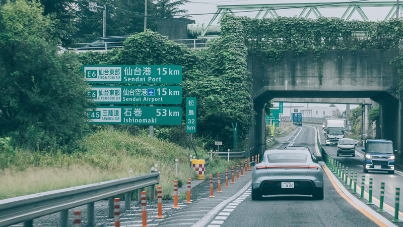 降ったりやんだりの不安定な天候のなか、2台のポルシェは仙台港へ