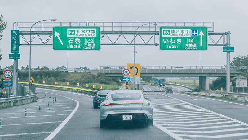 降ったりやんだりの不安定な天候のなか、2台のポルシェは仙台港へ