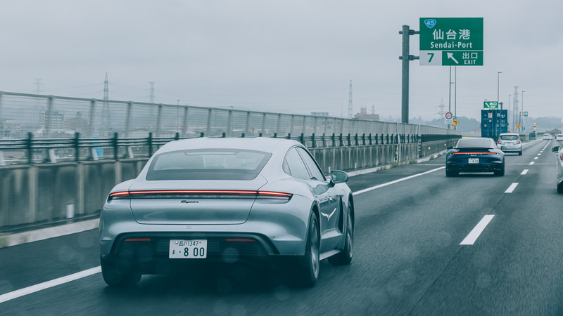 降ったりやんだりの不安定な天候のなか、2台のポルシェは仙台港へ