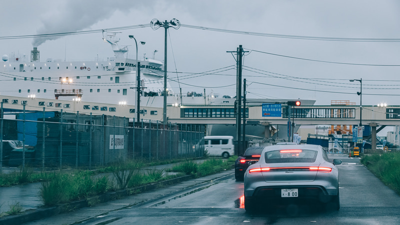 降ったりやんだりの不安定な天候のなか、2台のポルシェは仙台港へ