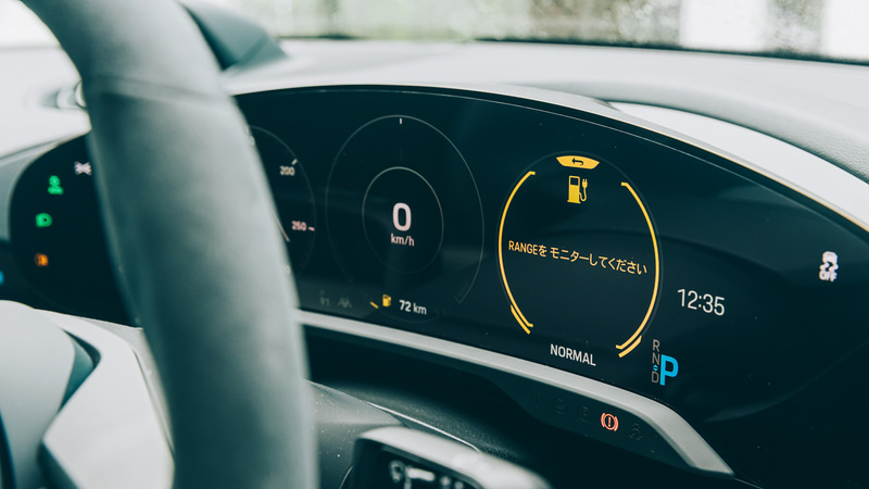 ここまで約400kmを無充電で走り続けたタイカン。千歳市内の道の駅で充電を試みたが、タイカンの大容量バッテリーを充電器が正しく認識できないというハプニング