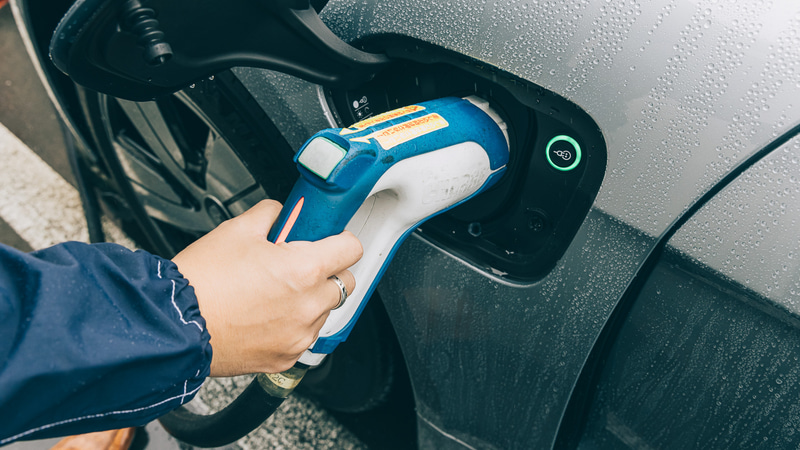 ここまで約400kmを無充電で走り続けたタイカン。千歳市内の道の駅で充電を試みたが、タイカンの大容量バッテリーを充電器が正しく認識できないというハプニング