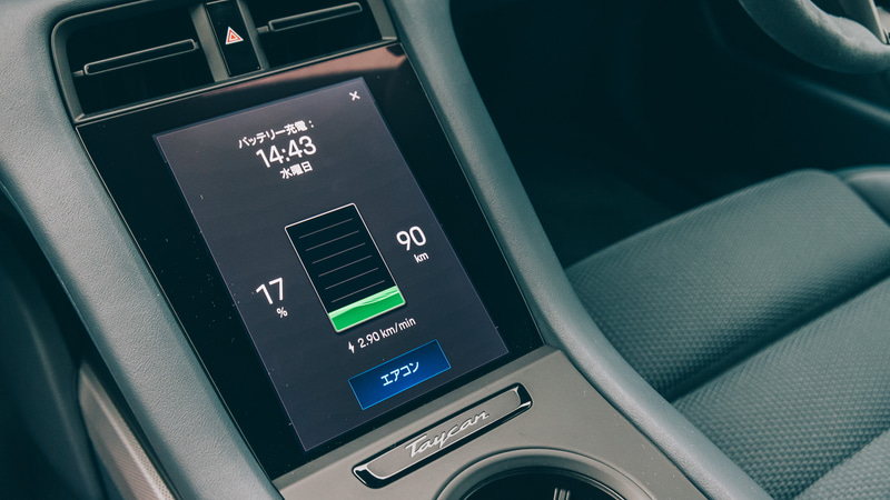 ここまで約400kmを無充電で走り続けたタイカン。千歳市内の道の駅で充電を試みたが、タイカンの大容量バッテリーを充電器が正しく認識できないというハプニング