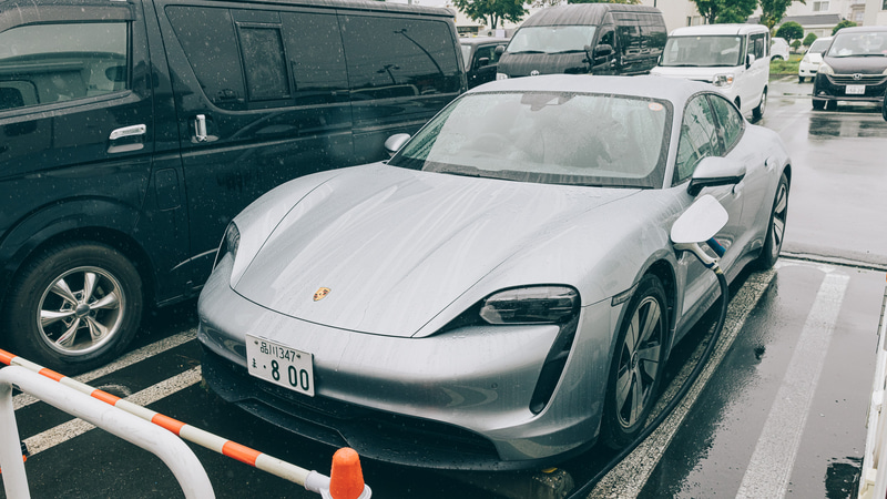 ここまで約400kmを無充電で走り続けたタイカン。千歳市内の道の駅で充電を試みたが、タイカンの大容量バッテリーを充電器が正しく認識できないというハプニング