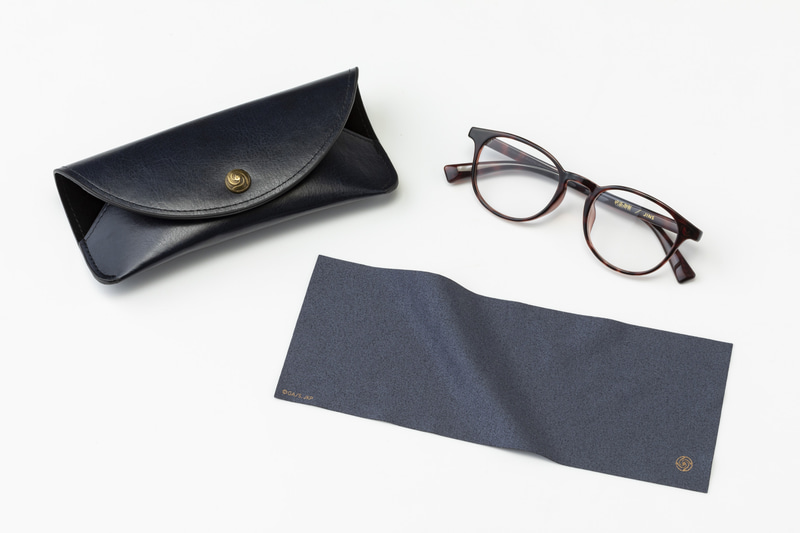 付属品のメガネケースとセリート