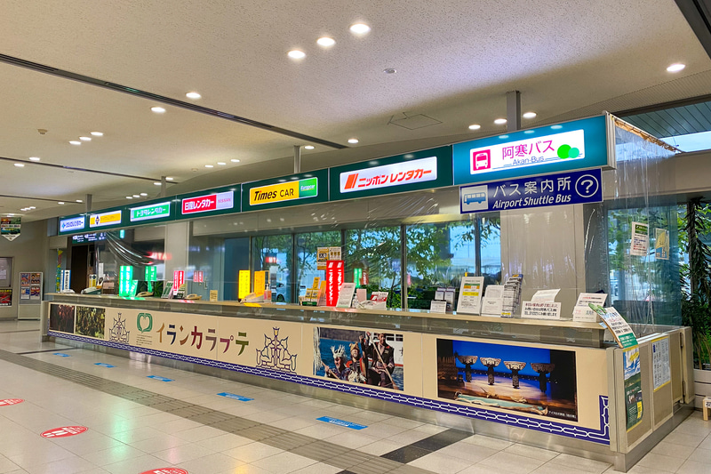 到着ロビーにずら～と並ぶ各社レンタカーのブース。北海道の旅はクルマが基本ですね