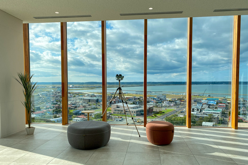 ルパンにも感激したのですが、役場からの見晴らしにも感動！　大きな一面ガラス窓からはなんとラッコの姿を確認することもできるそう