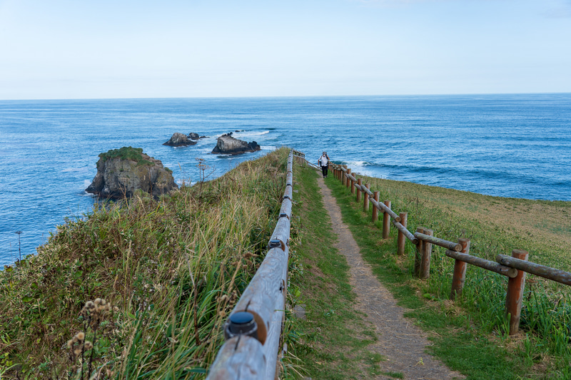 岬の突端にある灯台を過ぎるとこんな景色