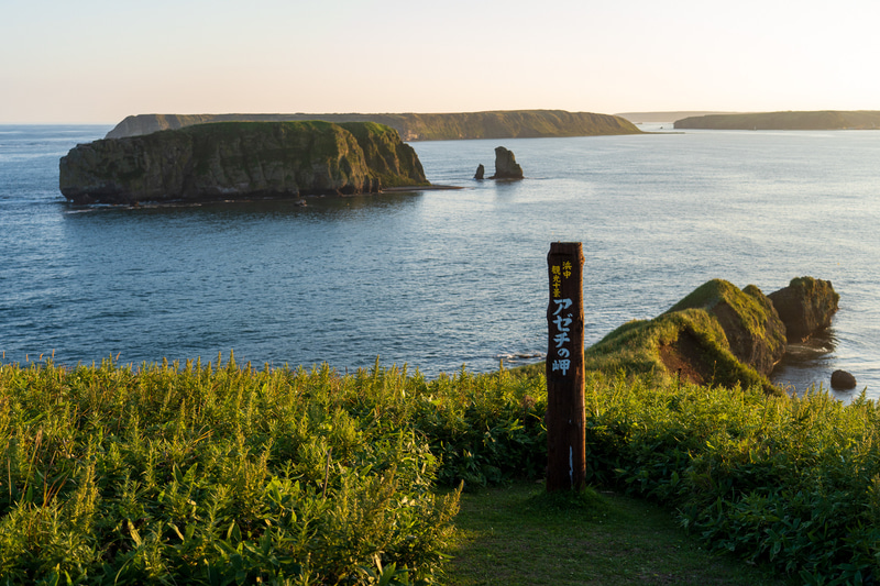 目の前が小島、その奥に見えるのが、昔ムツゴロウさんが暮らしたという無人島、嶮暮帰島（けんぼっきとう）