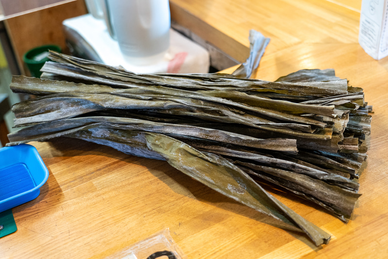 霧多布産の長昆布を器にした旬の海鮮丼は数量限定メニュー（1950円）