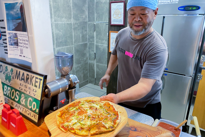 手際よく生地をこねてピザを焼く松岡さん