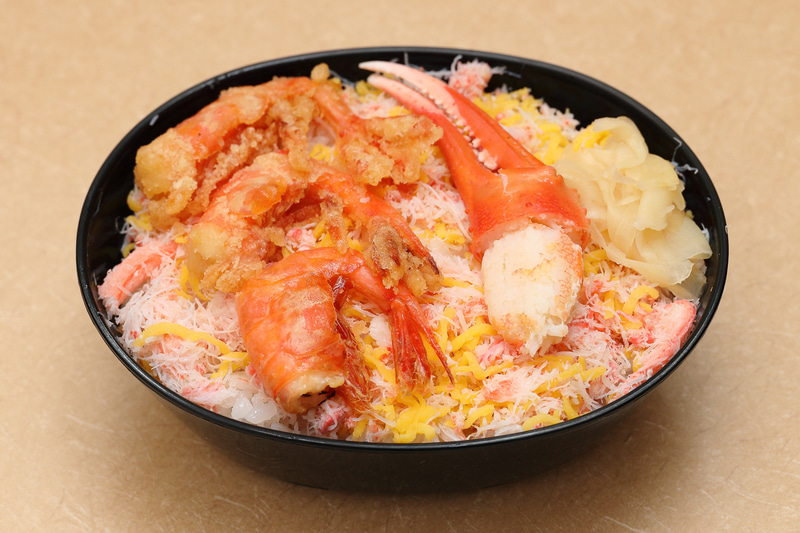 かにちらしの上に紅ずわいがにの爪肉と揚げた甘えびという贅沢な駅弁