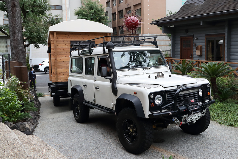 牽引するのはランドローバー・ディフェンダー