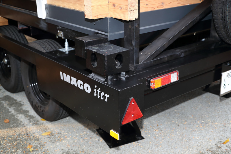 四隅に設置されたトレーラーと小屋の接合部