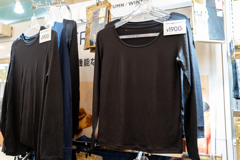 メリノウール素材で温かい長袖丸首シャツは1900円