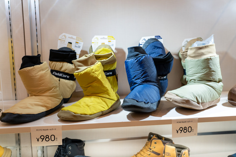 色選びに迷いそうなルームブーツは980円とお手頃価格だ