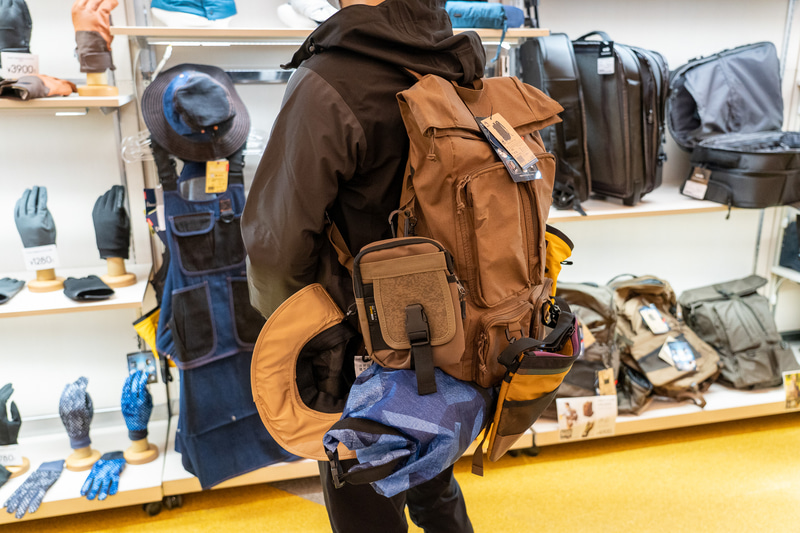 下にキャンプマットなどを通せるループが付いている。カーキとブラックの2色展開で3900円