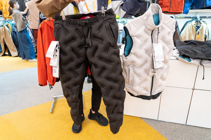 エアロポンプウォームベスト（2900円、右）とエアロポンプウォームパンツ（3500円、左）。両方ともパンパンに空気を入れた状態だが、さすがにこれは入れすぎとのこと。空気の入れ具合は好みに調整できる