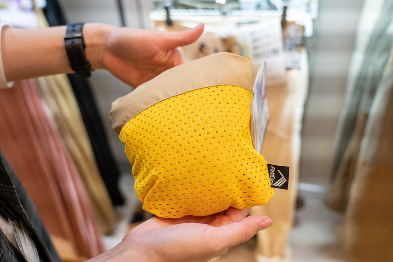 右ファスナーポケットにくるくる丸めて収納できる。