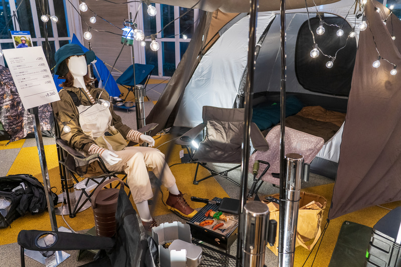 例えばキャンプブロガーのサリーさん開発モデルの「BASICドームテント（4900円）」は、同じくサリーさん監修のコットンパーカーと色を揃えるなど、アパレルとのコラボした形なのがユニーク。2022年の本格展開が楽しみだ