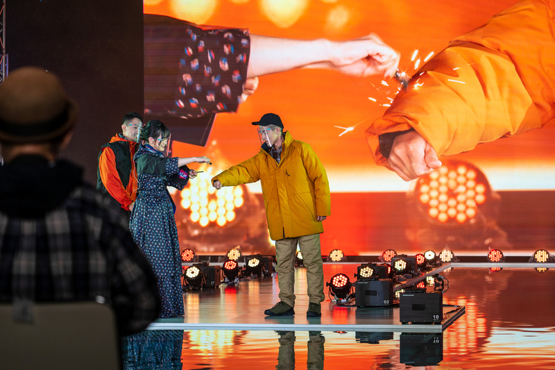 アンバサダーの山田耕史氏とかずひ氏からは新製品プレゼンも。山田氏は「FLAME-TECH洗えるフュージョンダウンモンスターパーカー」で火花を浴びても穴が開かないことや撥水効果をアピール。かずひ氏は究極のエコ製品「エアロポンプウォームベスト」を紹介した