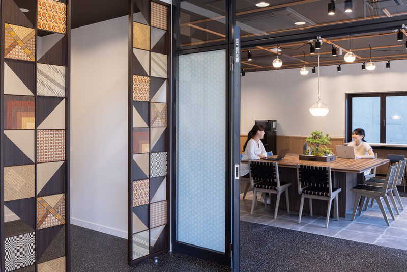 輪の雰囲気が漂う執務スペース