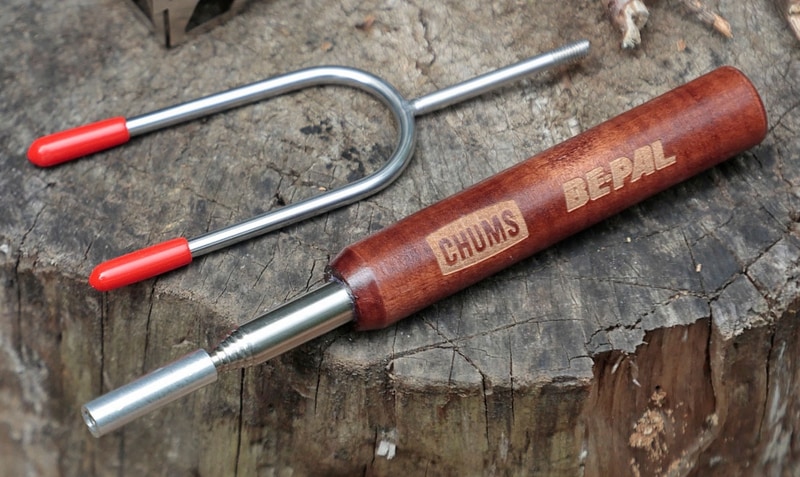 小学館はBE-PAL11月号の特別付録として「ファイア・ブラスター＆バーベキュー・フォーク」を同梱した