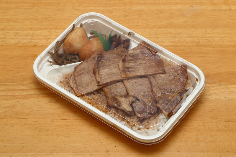 シンプルな、いわゆる茶色弁当