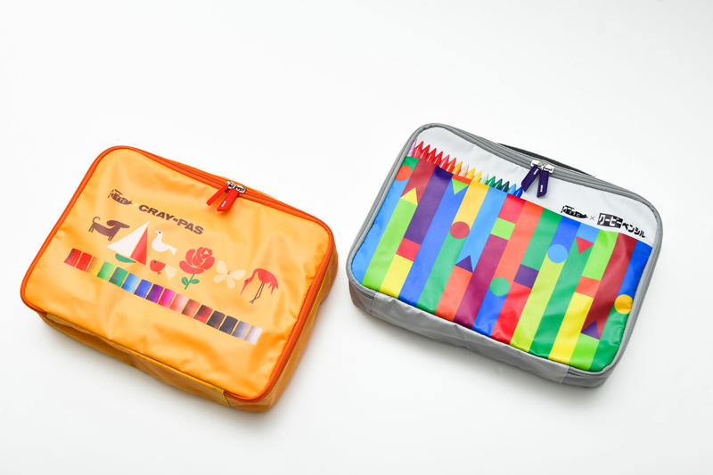 サクラクレパスとクーピーの箱をデザインしたトラベルグッズシリーズを発売した