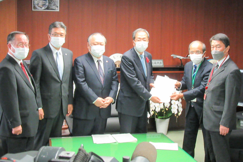 Go To トラベル再開に向けて国土交通大臣へ要望書。右から村井宮城県知事、広瀬大分県知事、斉藤国交大臣、JATA菊間会長、JATA髙橋副会長、ANTA近藤副会長