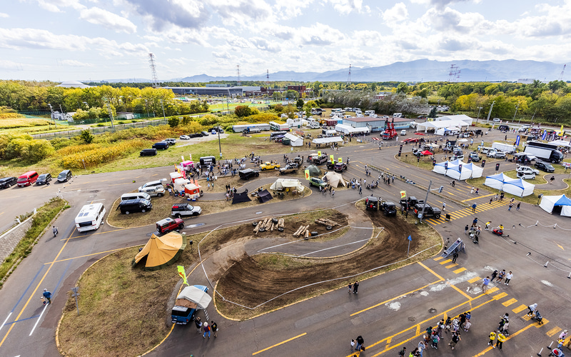 ウエストエリアから見た会場全景。奥にサン・ビレッジいしかりのホールが見える