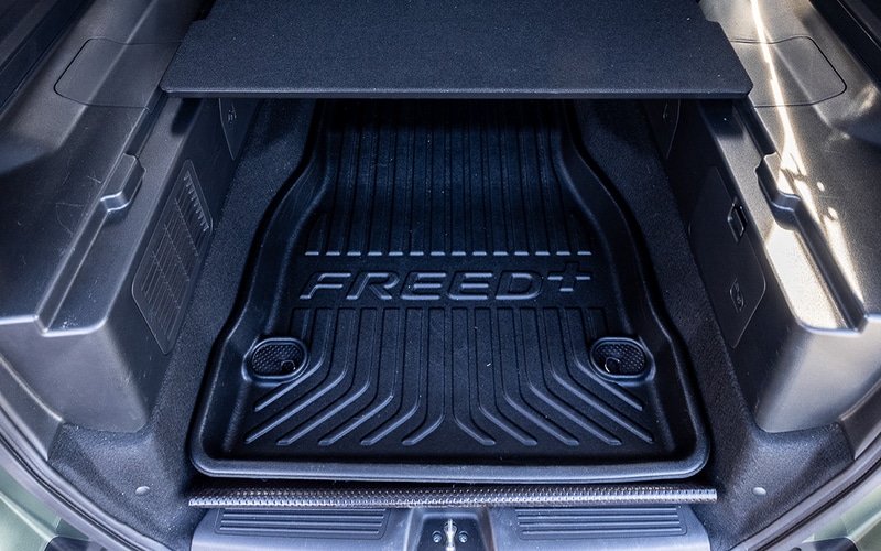 濡れたり汚れたりした荷物でも気にせず積み込める「ラゲッジトレイ」（1万7600円）