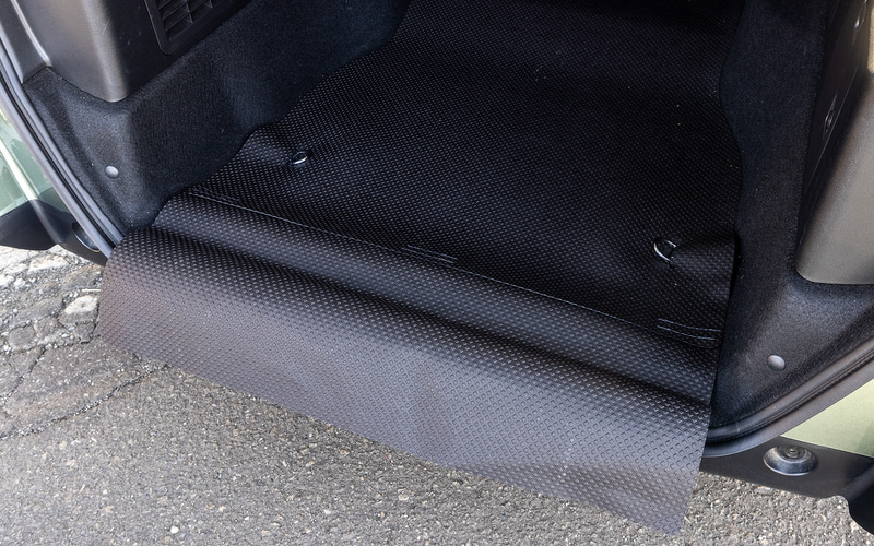 シンプルな「ラゲッジマット」（1万1000円）。荷物の出し入れ時にテールゲートの開口部とバンパーを保護するエプロンが付く