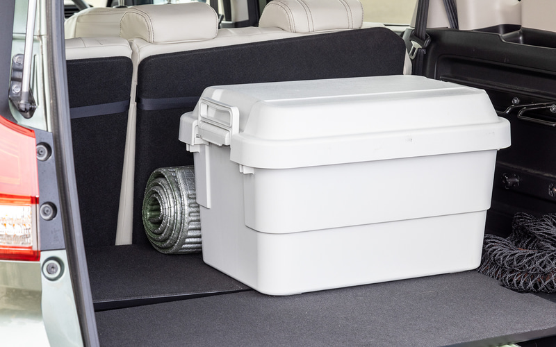 上段には大きなクーラーボックスなどから。リアシートとの隙間もムダなく活用
