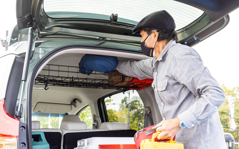 小物類は「ルーフラック」を活用して上部に収納