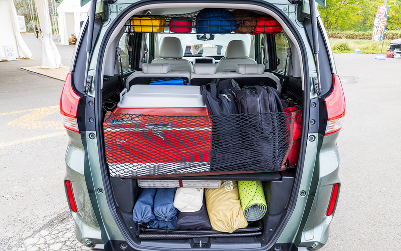 最後に、テールゲートを開けた際に荷物が落下するのを防ぐ「ラゲッジネット（テールゲート部）」（1万1000円）を装着して積み込み完了。後部視界がキチンと確保されている点にも注目