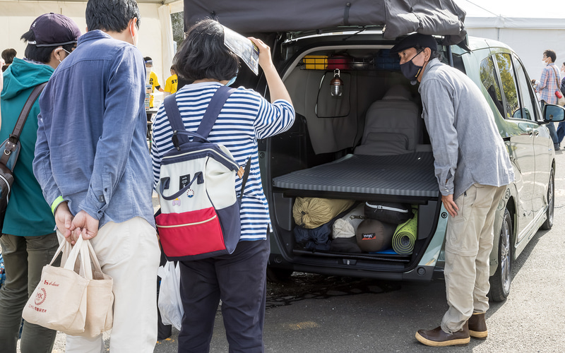 リアシートを倒して「ラゲッジクッションマット」（2万2000円）を敷けば大人が横になれるスペースが生まれる