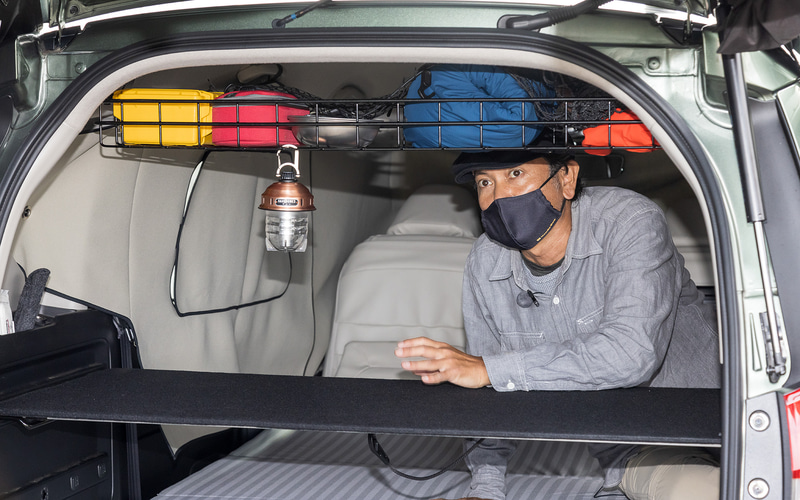 「ラゲッジマルチボード」（4万4000円）はテーブルに、「ルーフラック」にランタンを吊り下げるなどの工夫でより快適に過ごすことができますと小雀氏