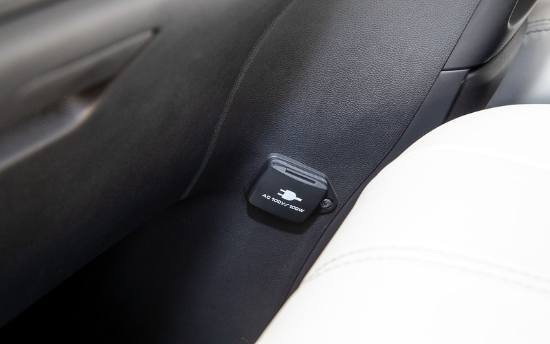 FREED＋はラゲッジ部にDC12Vのシガーソケット、純正アクセサリーとして助手席前にAC100Vコンセントが用意されている