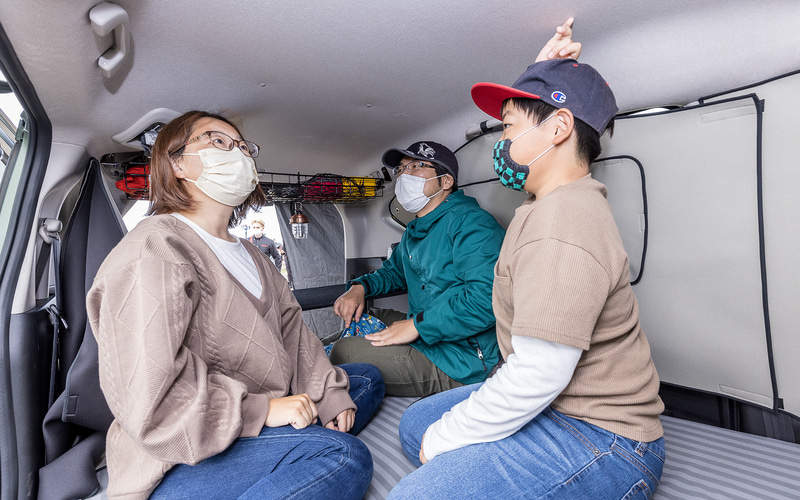 車中泊仕様では「座っても頭上に余裕があるね」としっかりチェックも