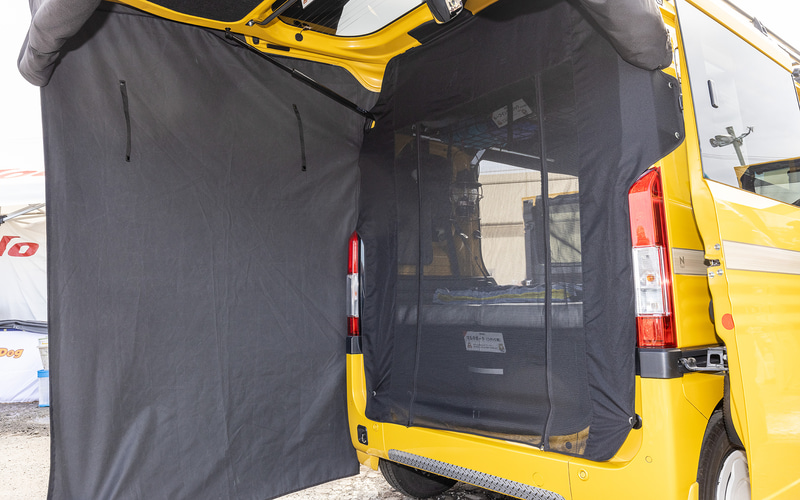 虫の入り込みを防ぐ「テールゲートメッシュ」（2万2000円）