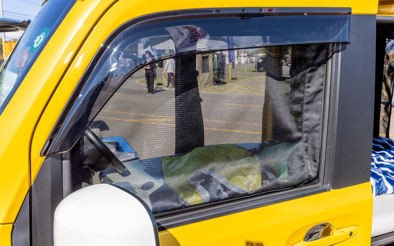 夏場のキャンプでは必須の「ウィンドウメッシュ」（1万3200円）。こちらはフロントドア用