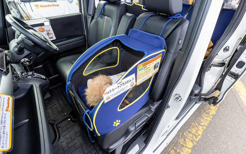 シートを愛犬の専用スペースに変身させる「ペットシートプラスわん2」（2万1450円）。大きさは超小型犬2頭、または小型犬1頭のサイズ