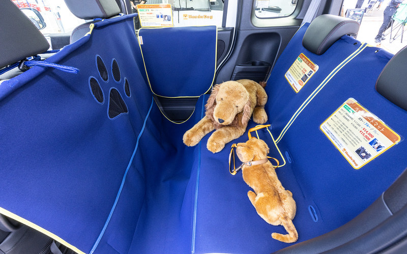 リアシート全体を愛犬スペースにできるペットシートマットとペットドアライニングカバー。ペット車外飛び出しリードを使えば駐車時も安心